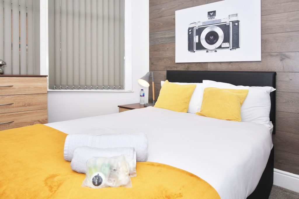 Property photo 3 of 20 Room 1 - Double Room Ensuite With TV