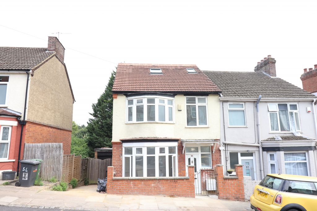Property photo 1 of 11 6 Bedroom House For Rent