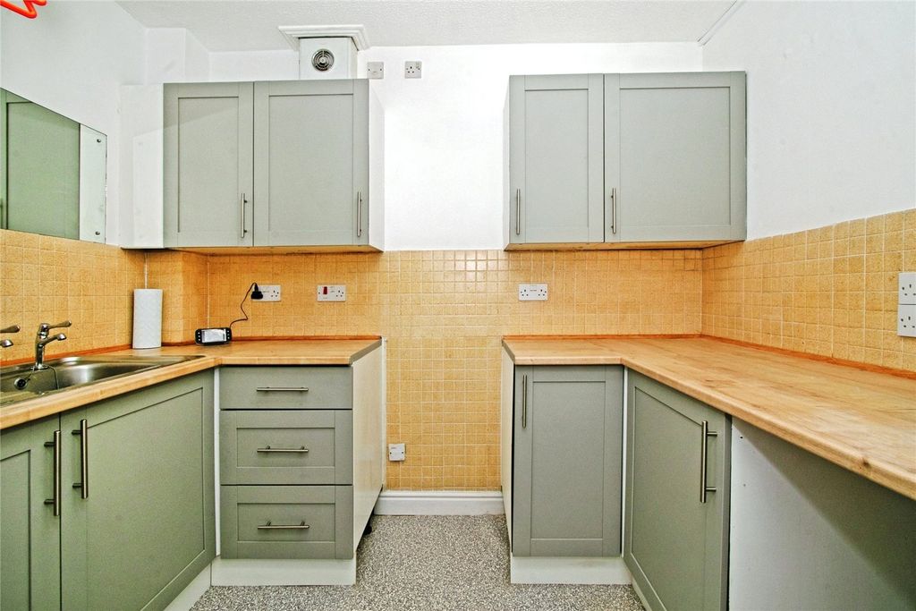 Property photo 2 of 15 Picture No. 12