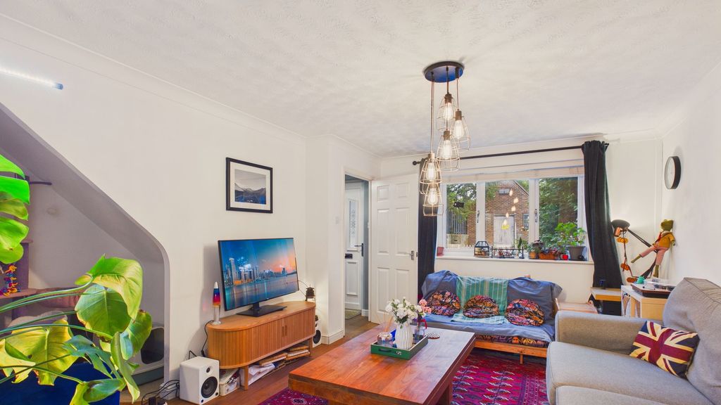 Property photo 3 of 12 Lounge