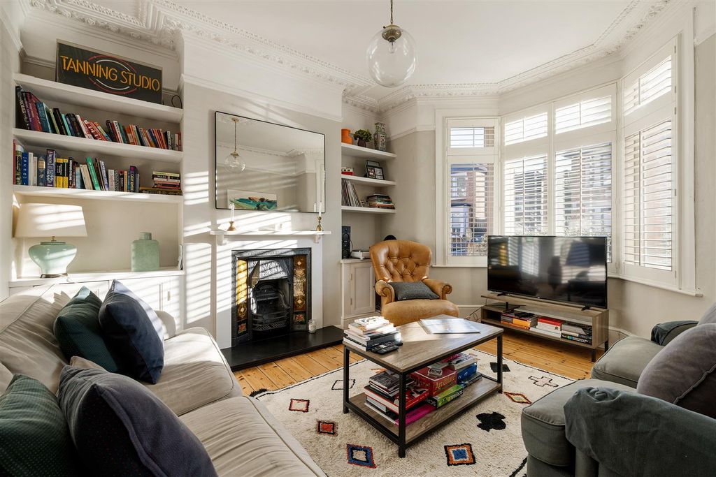 Property photo 2 of 22 Cavendish Drive, E11