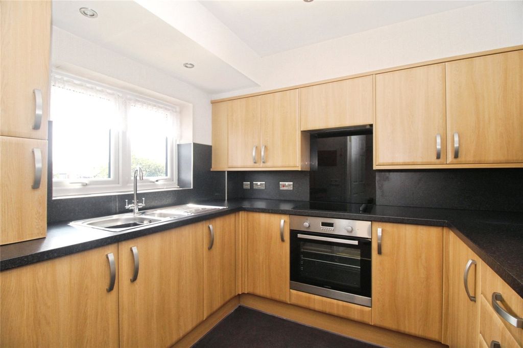 Property photo 2 of 8 Fitted Kitchen