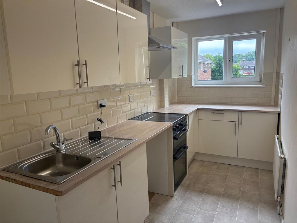 Property photo 3 of 5 80 Cumberland Way Kitchen.Jpg