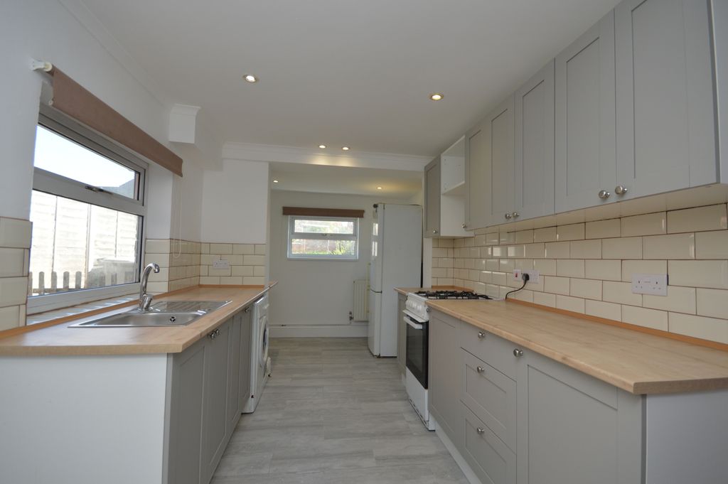 Property photo 3 of 9 Kitchen