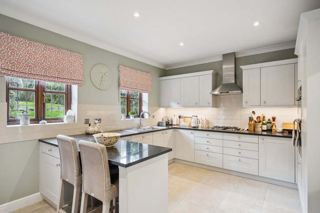 Property photo 3 of 26 Kitchen/Breakfast