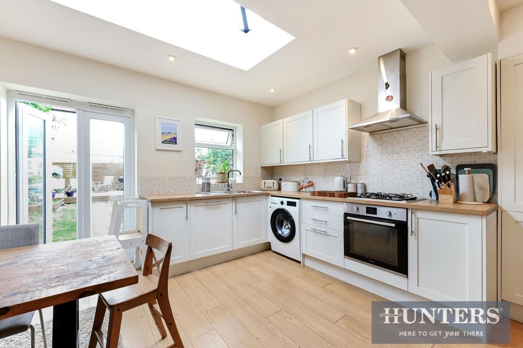 Property photo 3 of 13 Delcombe Avenue, -28.Jpg