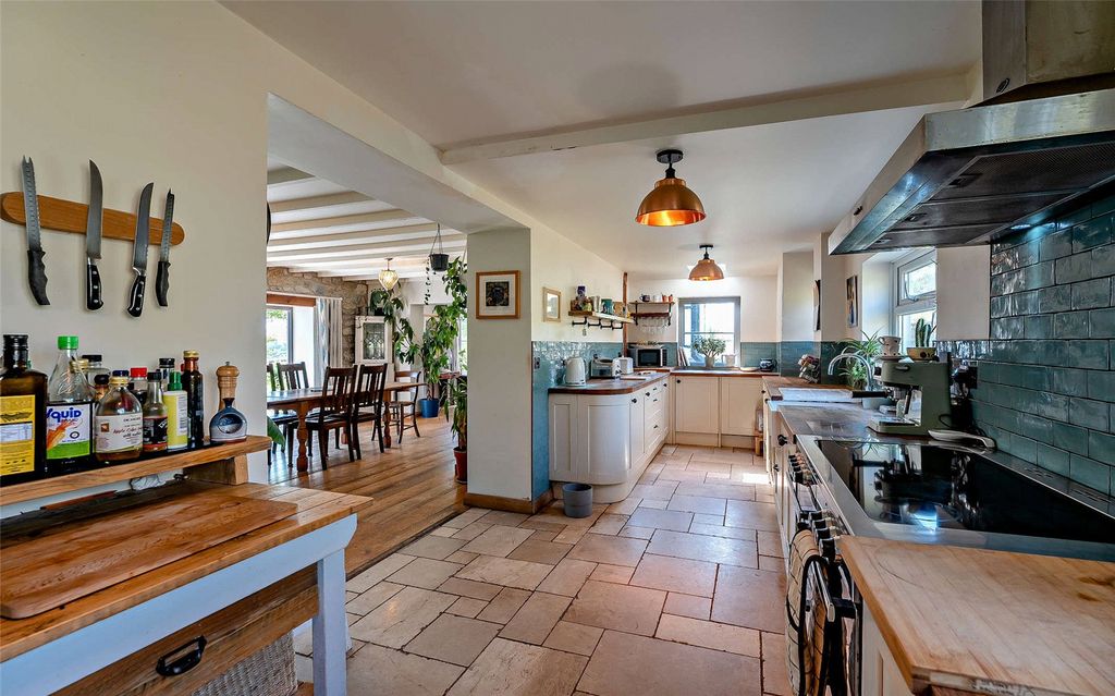 Property photo 3 of 21 Kitchen