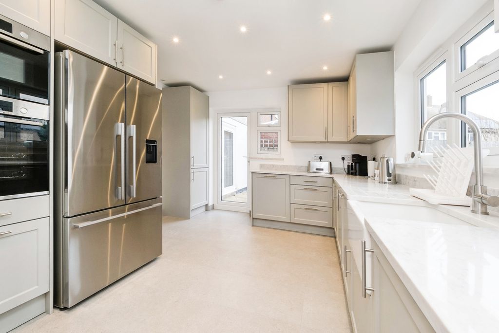 Property photo 3 of 20 Kitchen