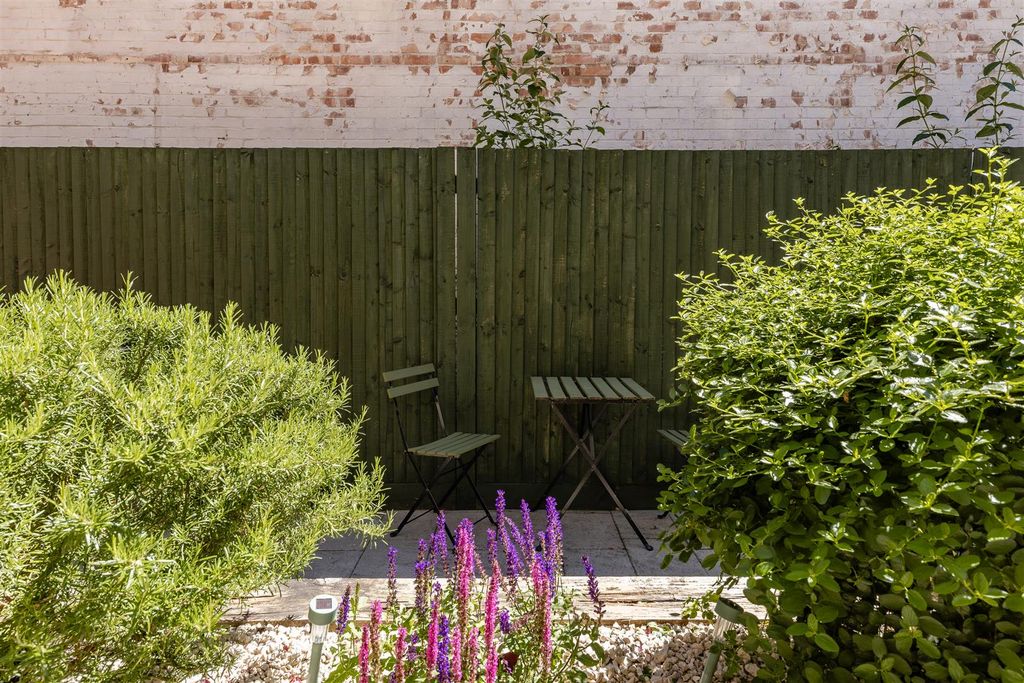 Property photo 2 of 33 Andre Street, E8