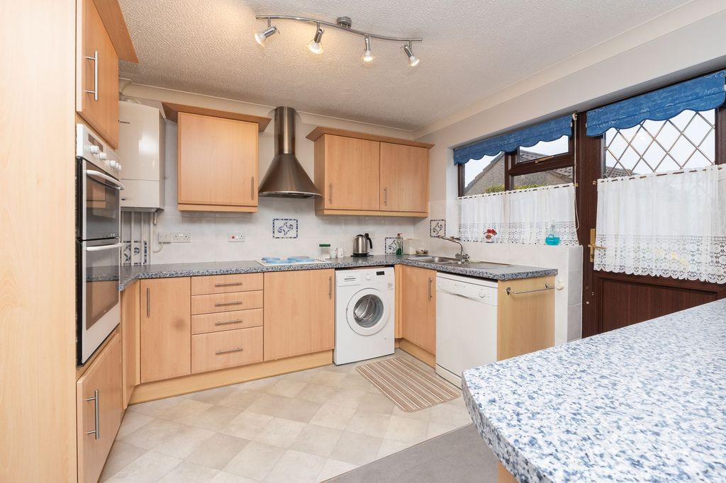 Property photo 3 of 27