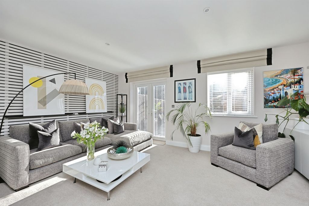 Property photo 2 of 20