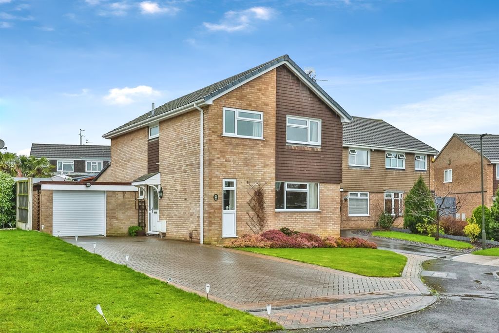 Property photo 2 of 27