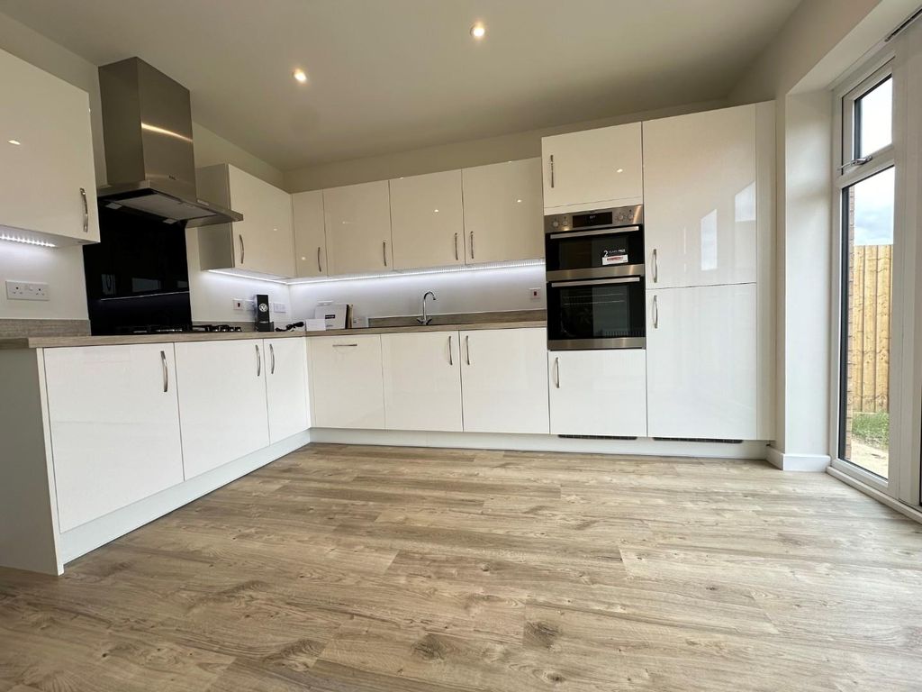 Property photo 3 of 11 Kitchen.Jpg