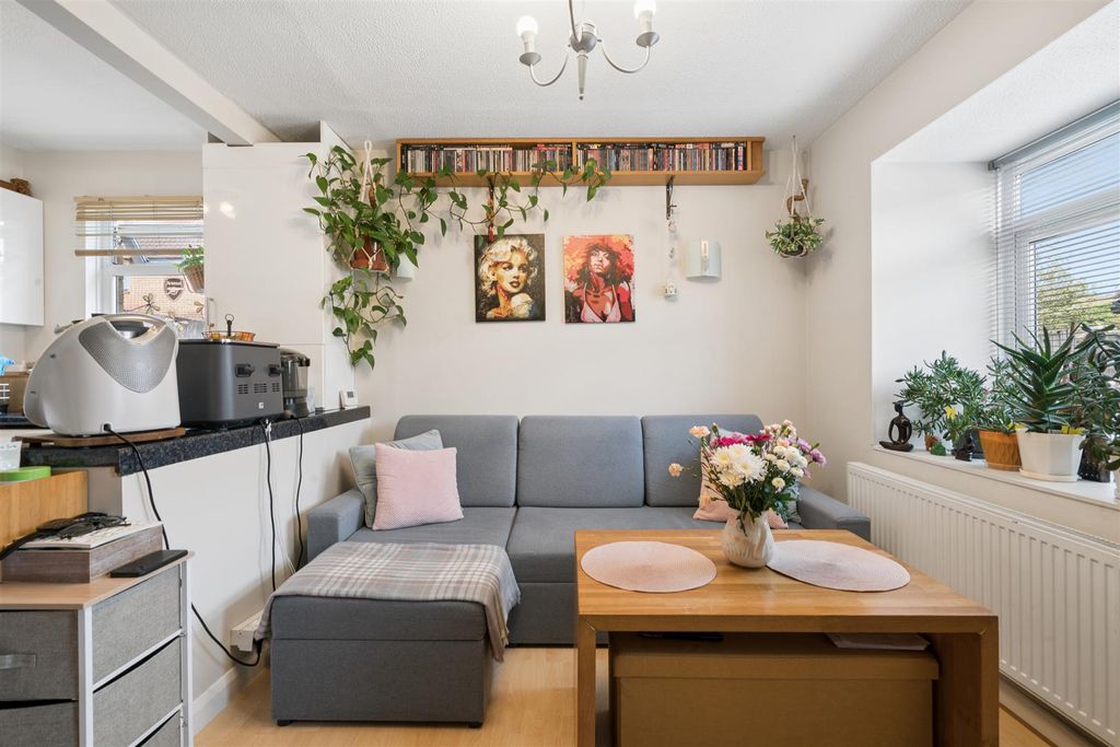 Property photo 3 of 9 22 Willow View Sw19 Reception 2.Jpg