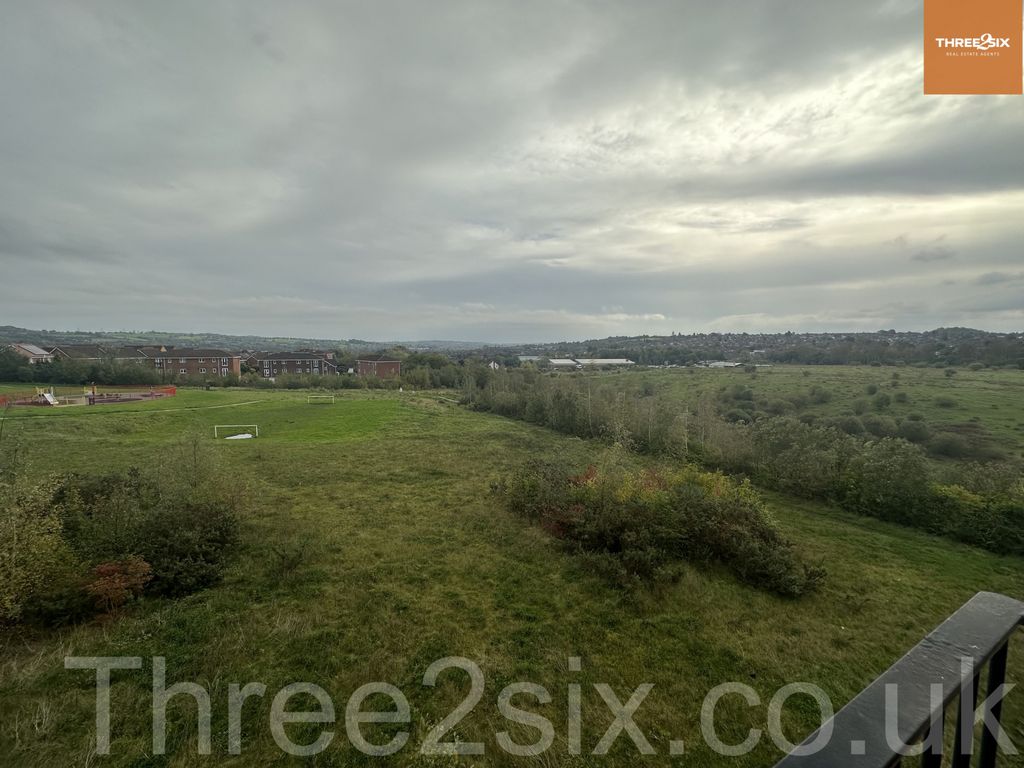 Property photo 1 of 10 Chic Third-Floor Unfurnished Apartment With Scenic Views