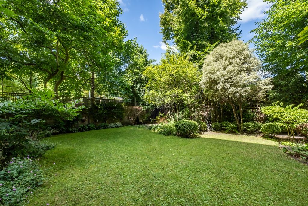Property photo 3 of 15 Communal Garden