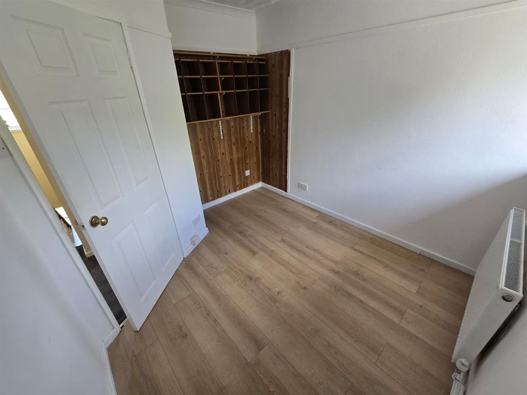 Property photo 3 of 18 Room 2