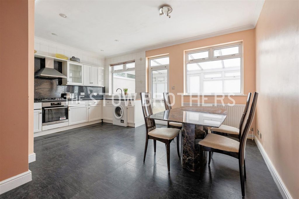 Property photo 2 of 32