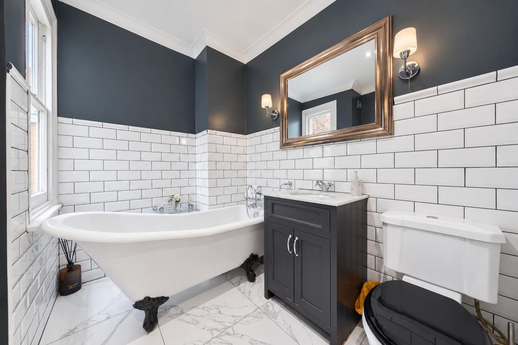 Property photo 3 of 15 Family Bathroom
