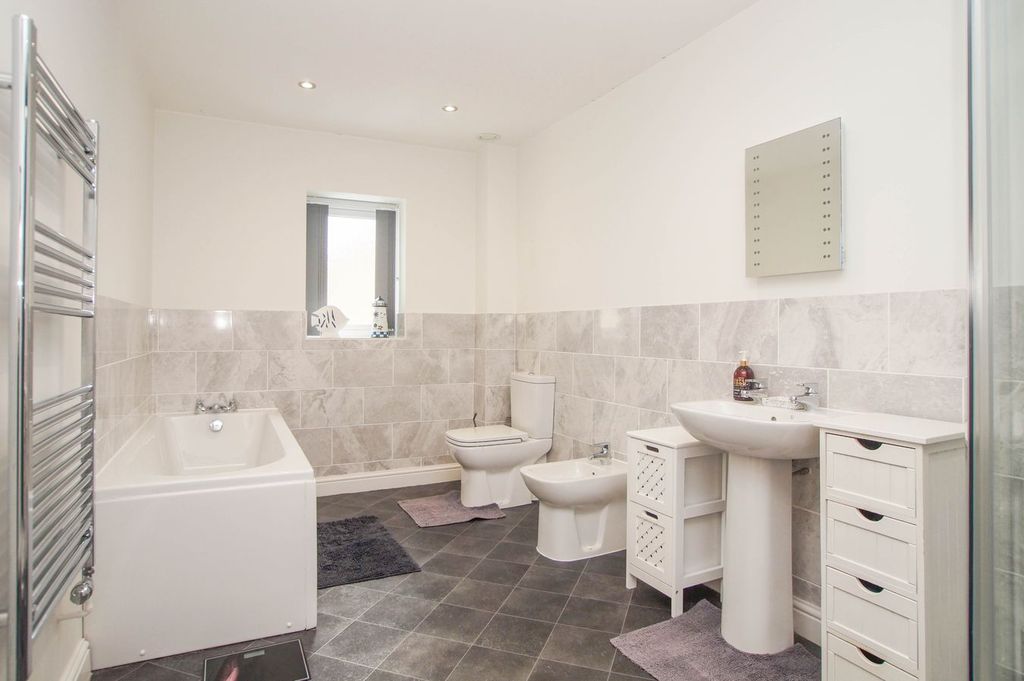 Property photo 3 of 22 Five Piece Bathroom