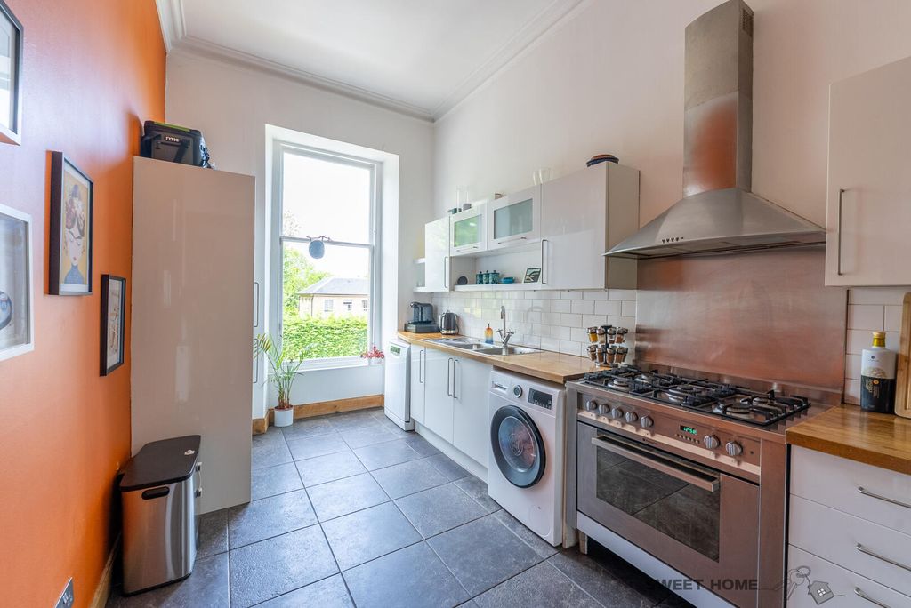 Property photo 3 of 25 Kitchen