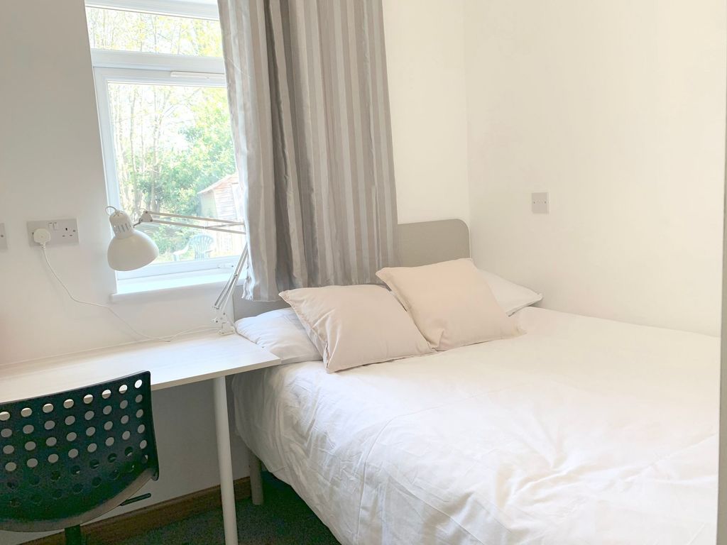 Property photo 3 of 56 A Bright And Cozy Double Bedroom Featuring A Comfo...