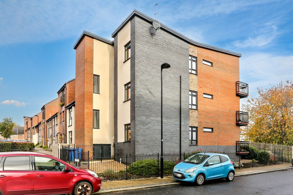 Property photo 1 of 11 6 Paris Court Stoke-On-Trent, Staffordshire, St1 3Gj