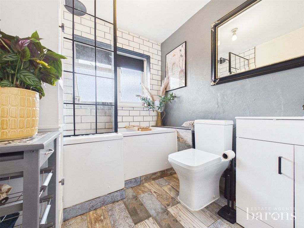 Property photo 3 of 17 Bathroom