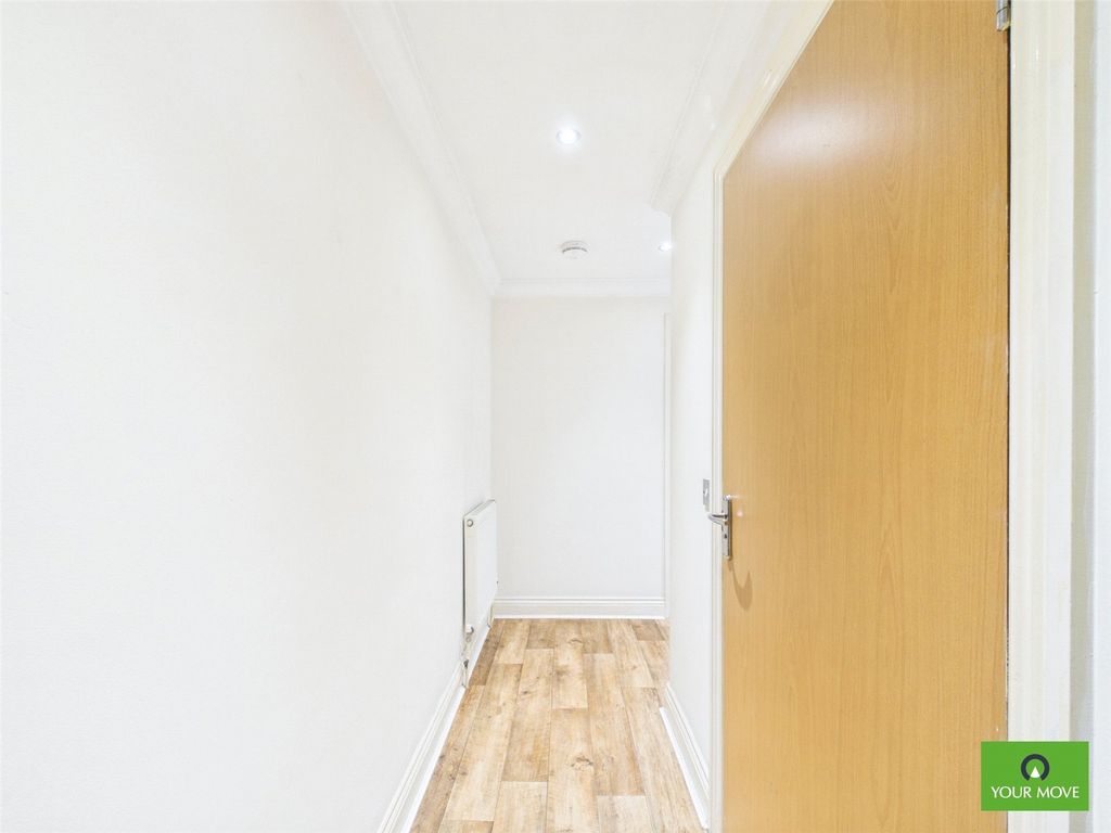 Property photo 2 of 7 Hallway