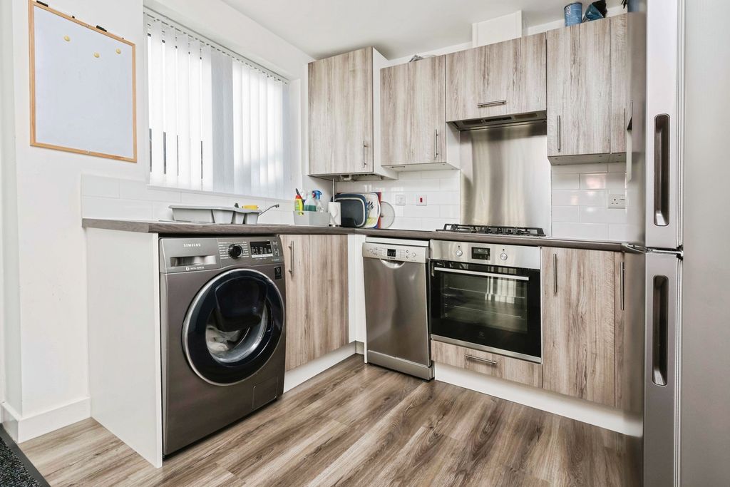 Property photo 3 of 17 Kitchen