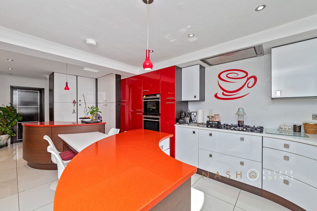 Property photo 3 of 39