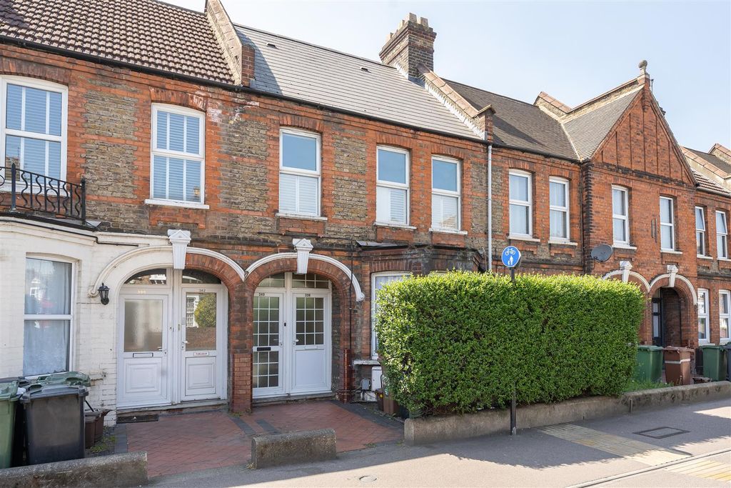 Property photo 1 of 20 Markhouse Road E17