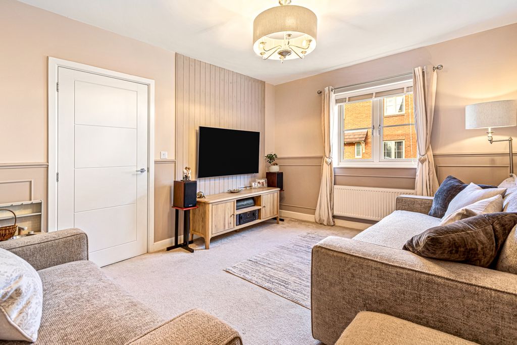 Property photo 3 of 17 Lounge 2