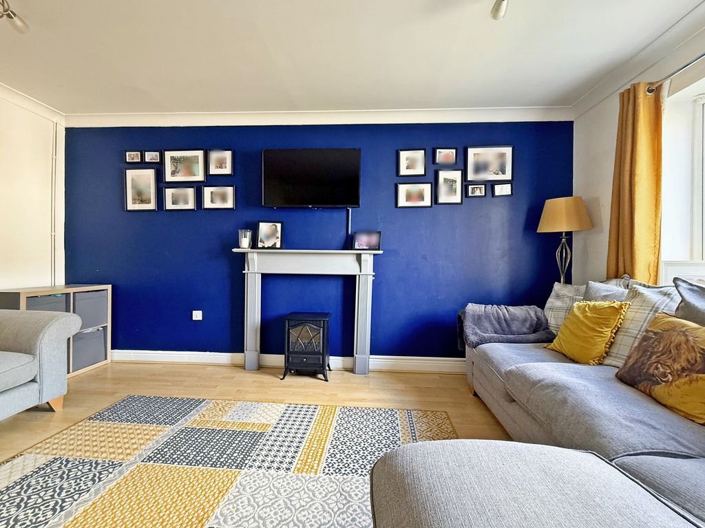 Property photo 3 of 27 Lounge