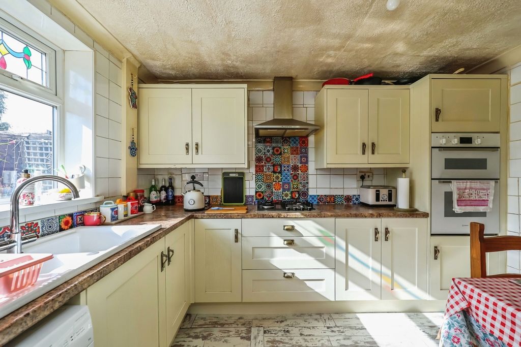 Property photo 2 of 11 Fitted Kitchen