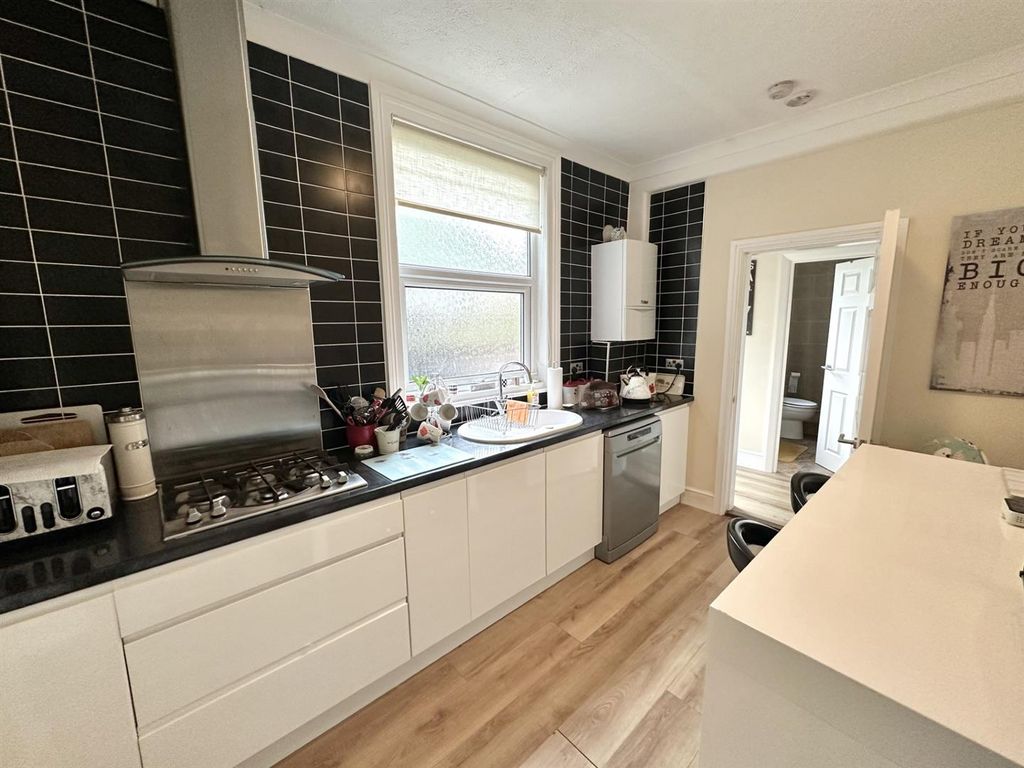 Property photo 3 of 11 Kitchen