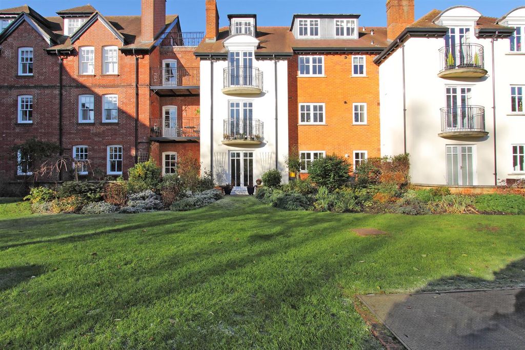 Property photo 1 of 11 Communal Grounds / External
