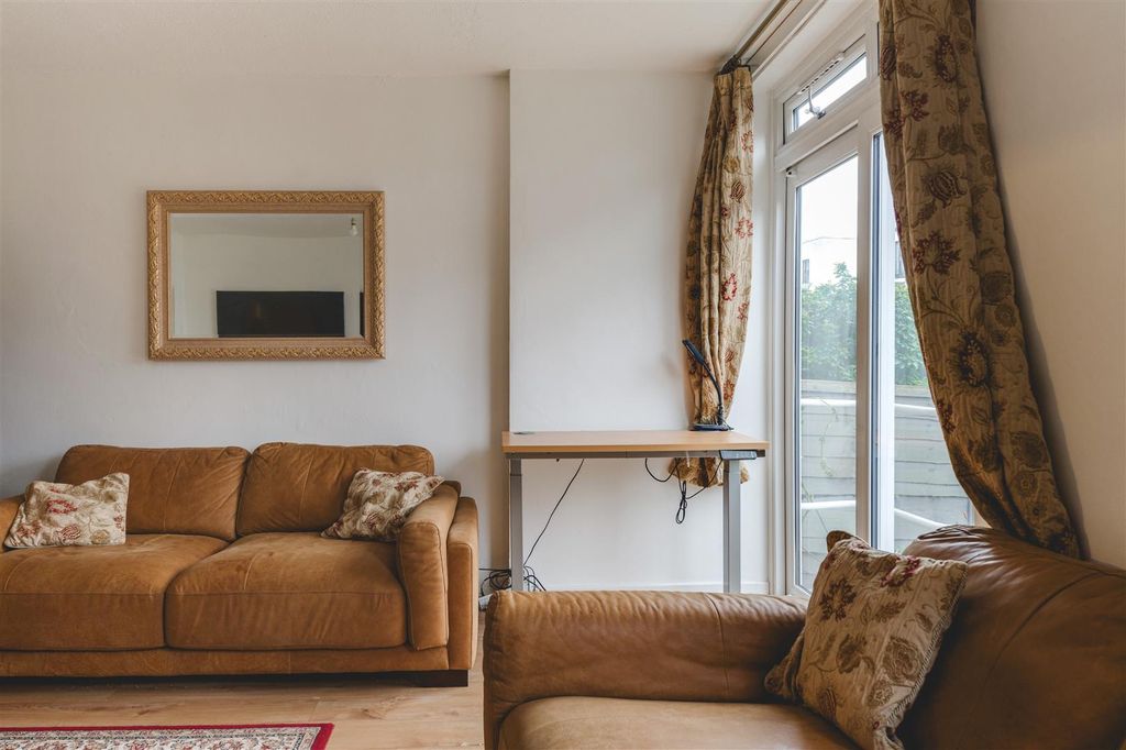 Property photo 3 of 20 Locton Green-13.Jpg