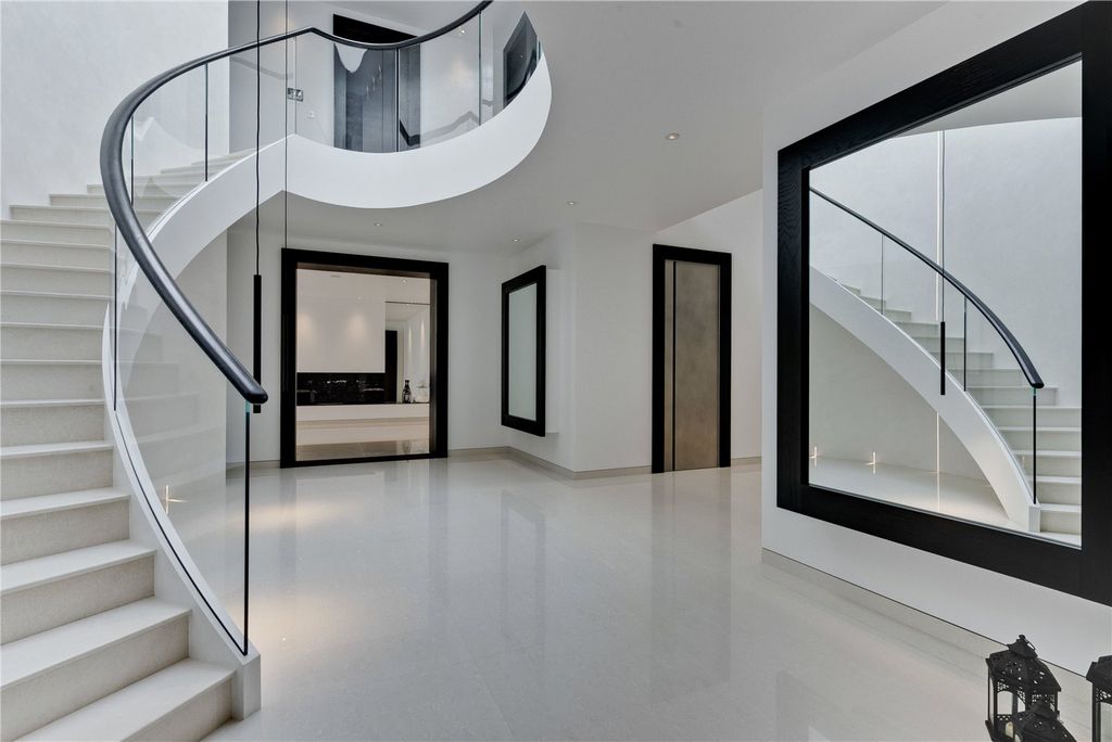 Property photo 3 of 15 Entance Hall