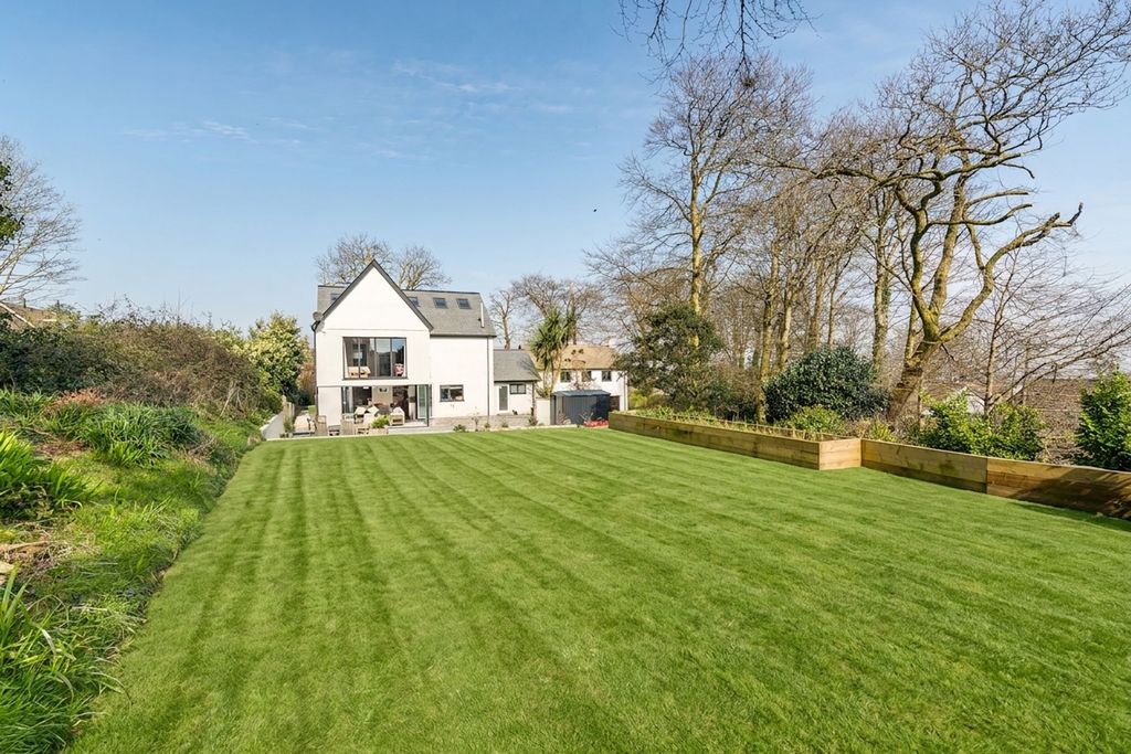 Property photo 2 of 32