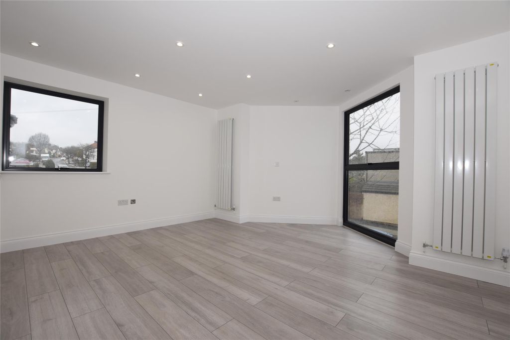 Property photo 3 of 8 Lounge