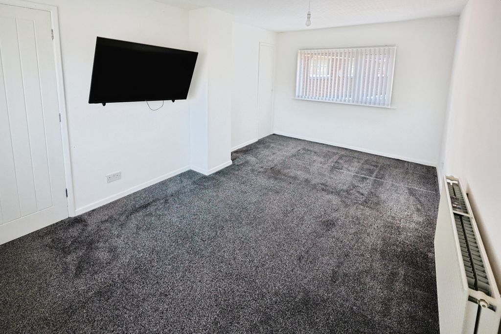 Property photo 2 of 9 Pbox-Bedroom-338021.Jpg