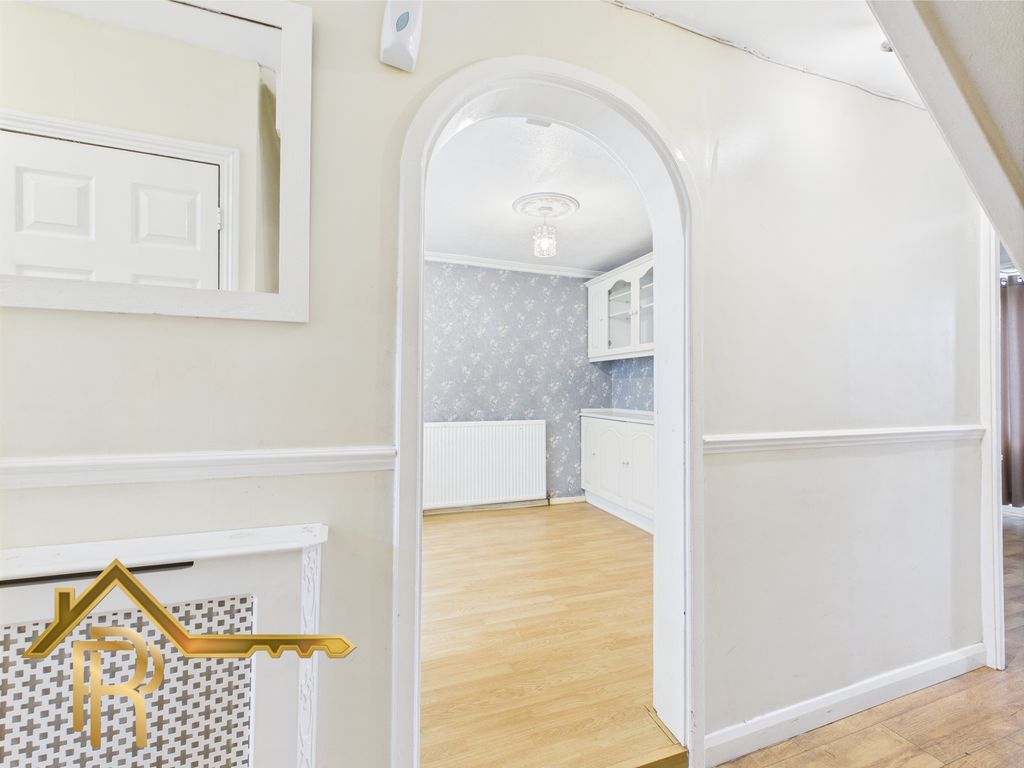 Property photo 2 of 18 Hallway