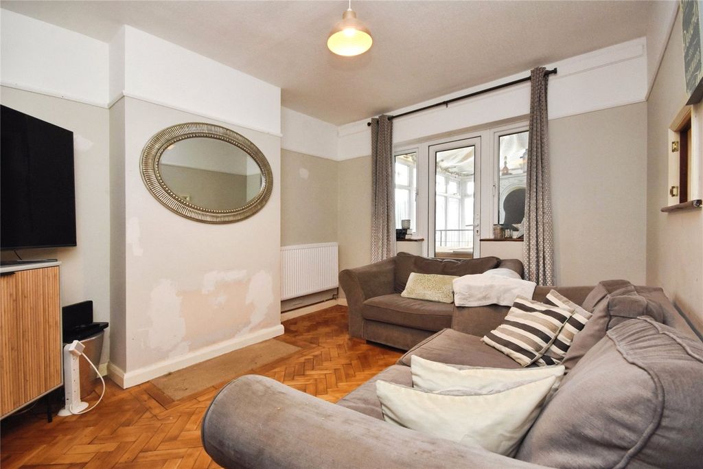 Property photo 3 of 15 Lounge