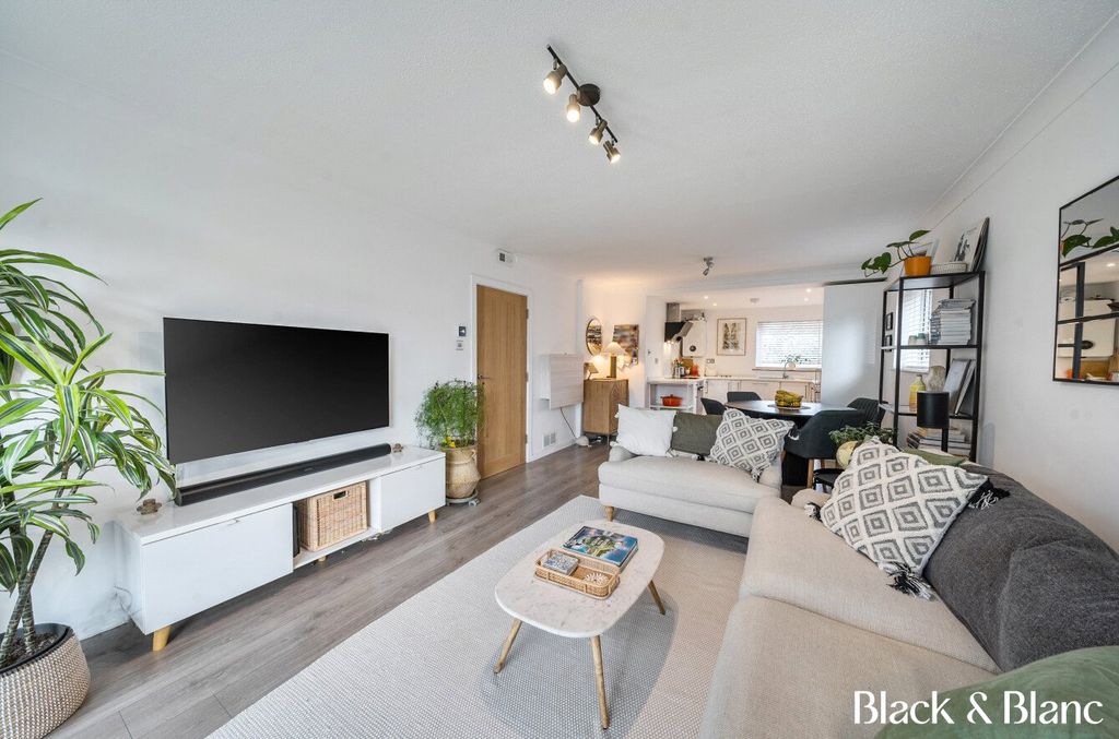 Property photo 2 of 18 Living/ Dining Room