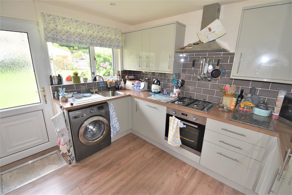 Property photo 2 of 11 Kitchen