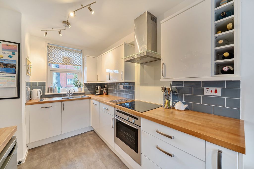 Property photo 3 of 22 1396143-6-698Ca21...