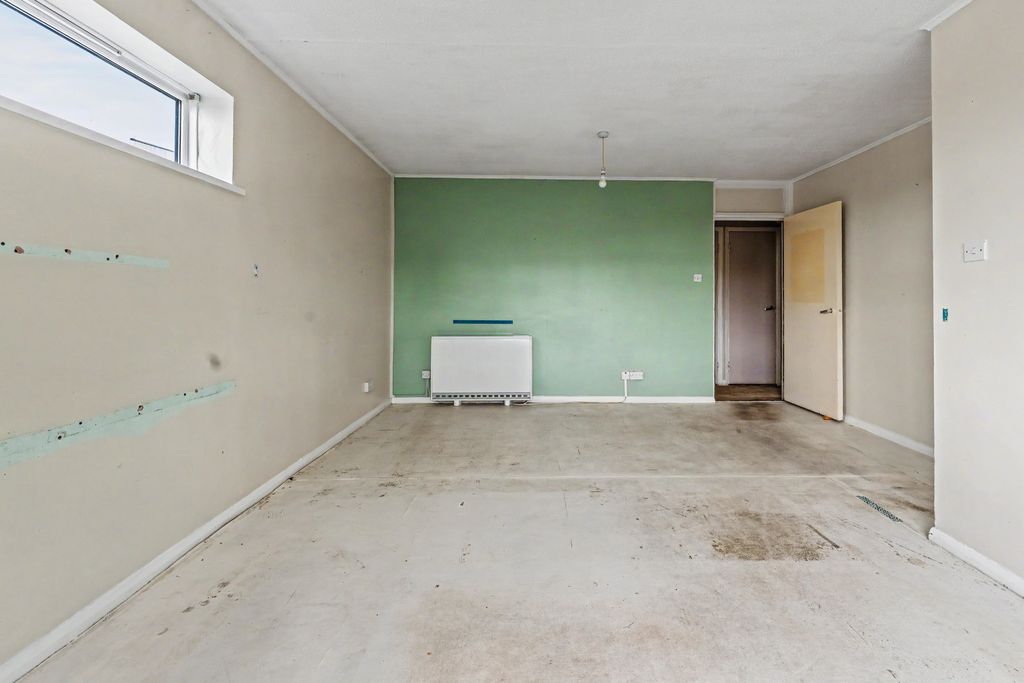 Property photo 3 of 16 Flat 3, 10 Warren Road, Guildford, Gu1 3Nr