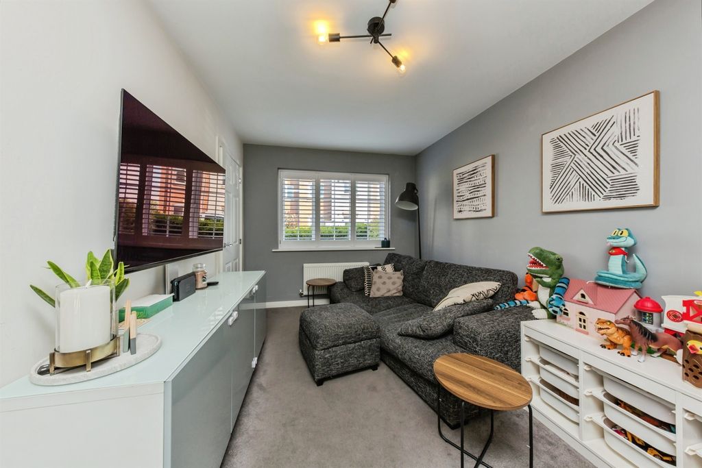 Property photo 3 of 15 Lounge: