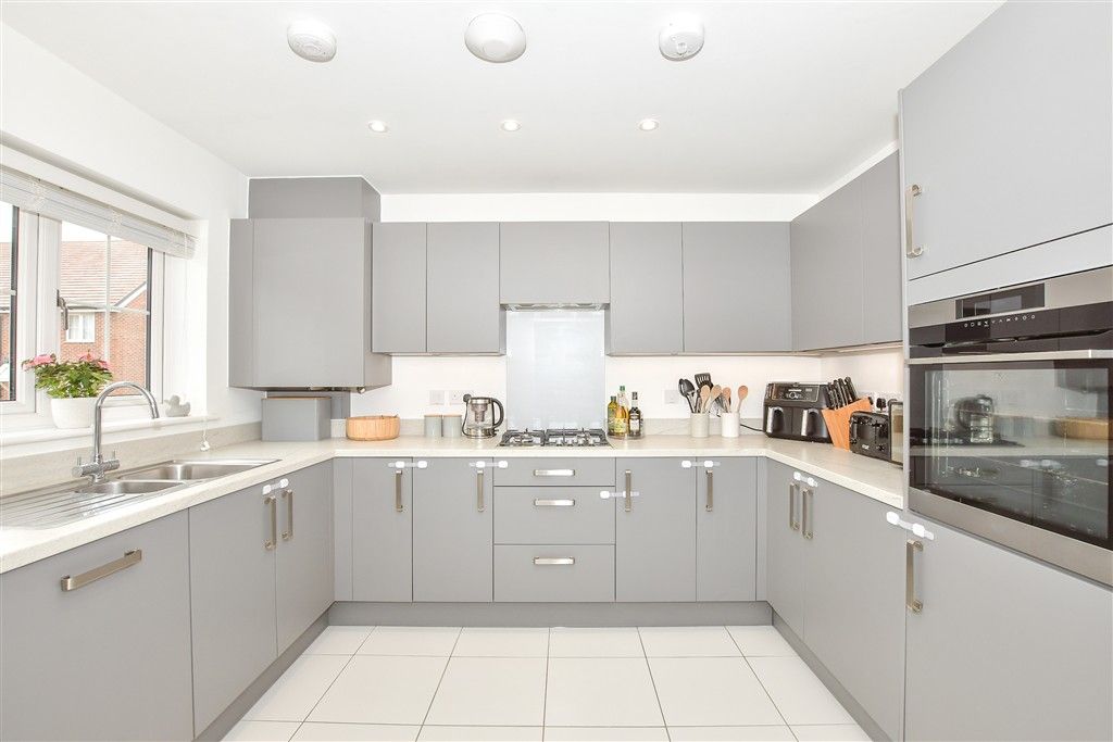 Property photo 3 of 11 Kitchen